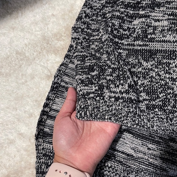 Black & White High Low Knit Top - Picture 3 of 5